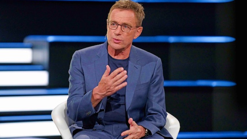 Trainer Ralf Rangnick, hier zu sehen am 22. August 2020 bei einem Auftritt im ZDF, blickt in die Kamera und gestikuliert mit den Händen.