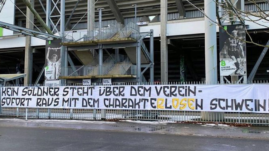 Mit diesem Banner am Stadion-Zaun im Borussia-Park haben am 17. Februar 2021 Gladbach-Fans auf die Ankündigung von Trainer Marco Rose reagiert, dass er den VfL zum 1. Juli 2021 Richtung Borussia Dortmund verlassen wird. Rose wird beschimpft als „charakterloses Schwein“.