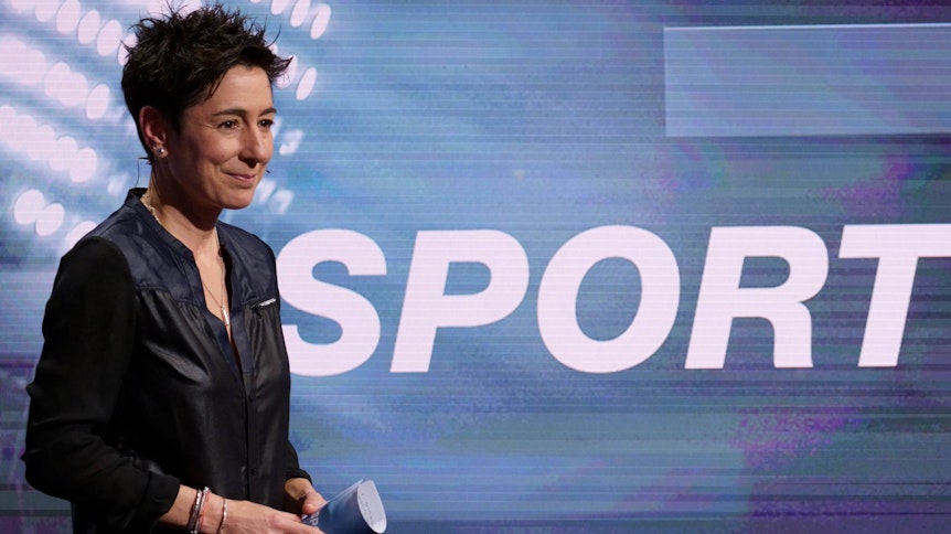 Moderatorin Dunja Hayali, mit Moderationskarten in der Hand, in der Sendung das aktuelle sportstudio des ZDF am 14. November 2020.