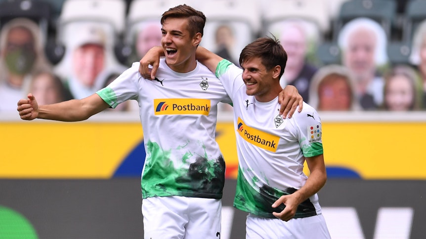 Jonas Hofmann (r) mit Teamkollege Florian Neuhaus (l) beim Torjubel im Bundesliga-Spiel gegen Hertha BSC am 27. Juni 2020.
