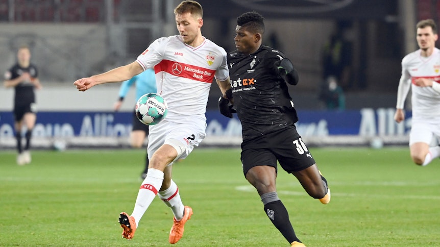 Stuttgarts Waldemar Anton (l.) im Zweikampf mit Mönchengladbachs Breel Embolo (r.) während des Bundesliga-Spiels des 16. Spieltags am 16. Januar 2021.
