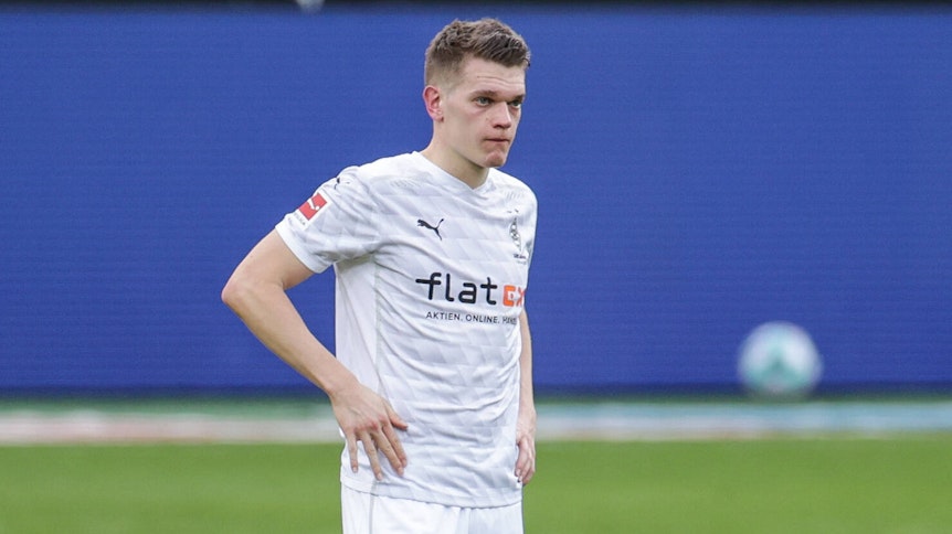 Gladbachs Nationalspieler Matthias Ginter blickt nach der 1:2-Niederlage am 20. Februar 2020 gegen Mainz 05 auf das Spielfeld im Borussia-Park.