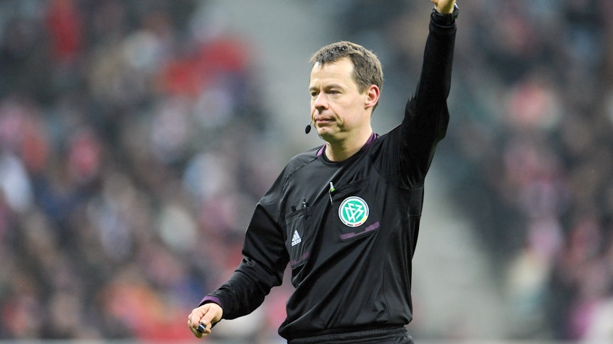 Schiedsrichter Markus Schmidt beim Bundesliga-Spiel zwischen dem FC Bayern München und SpVgg Greuther Fürth am 19.01.2013 in der Allianz Arena.