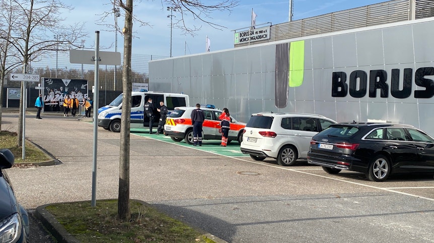 An den Eingängen zum Borussia-Park hatte sich die Polizei vorsichtshalber