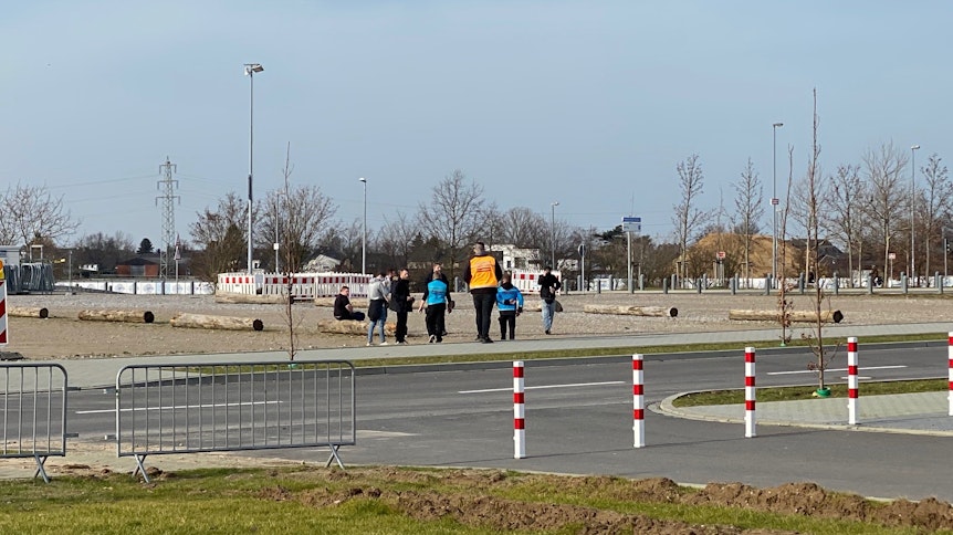 Der Ordnungsdienst spricht Fans in der Nordkurve am Borussia-Park an: Sie befinden sich im gesperrten Bereich und tragen keinen Mund-Nasen-Schutz.