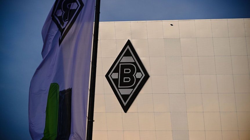 Ein Aufnahme aus dem Gladbacher Borussia-Park vom 24. November 2020. Zu sehen ist die Fassade des Hotels der Borussia (8 Grad) und eine Fahne im neuen Logo des VfL.