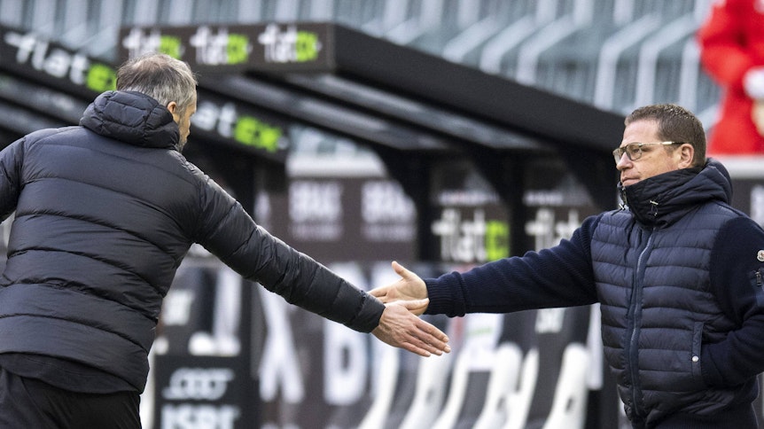 Gladbach-Manager Max Eberl (r.) und Trainer Marco Rose (l.), auf diesem Foto am 20. Februar 2021 im Borussia-Park zu sehen, klatschen sich beim Bundesliga-Duell gegen Mainz 05 ab.