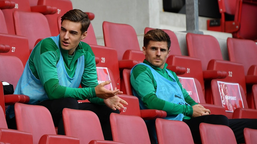 Gladbachs Florian Neuhaus und Teamkollge Jonas Hofmann sitzen bim Auswärtsspiel in Mainz am 24. Oktober 2020 auf der Tribüne.