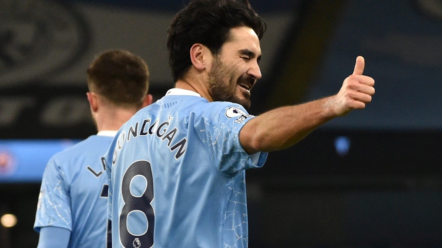 Ilkay Gündogan (l) aus Deutschland von Manchester City hält den Daumen hoch, nachdem er ein Tor gegen Tottenham Hotspur geschossen hat.