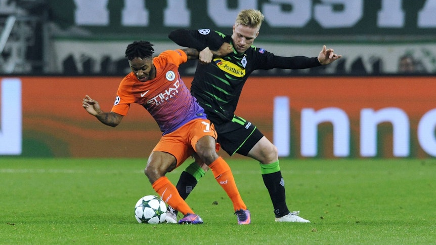 Gladbachs Oskar Wendt (r.) und Man Citys Raheem Sterlin (l.) im Champions-League-Gruppenspiel am 23. Januar 2016.