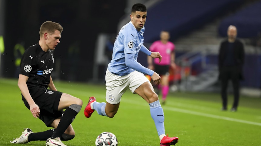 Gladbach Verteidiger Matthias Ginter (l.) im Duell mit Joao Cancelo (r.) von Manchester City.