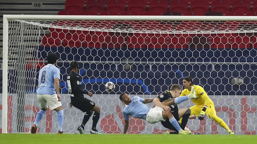 Gabriel Jesus (M., Manchester City) erzielt das Tor zum 0:2 gegen Matthias Ginter