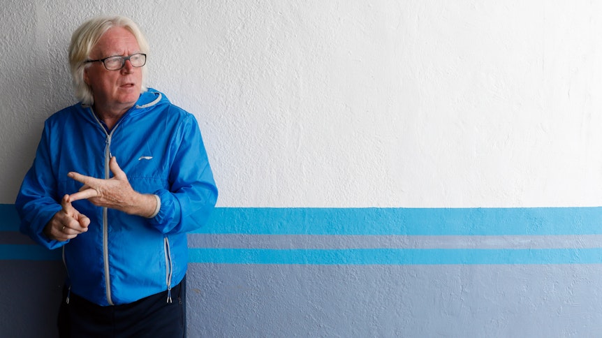 Der deutsche Fußballtrainer Winfried Schäfer spricht nach dem Training seiner Mannschaft Esteghlal Teheran mit Medienvertretern.