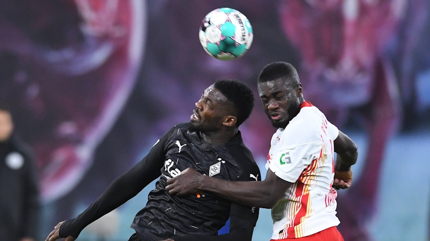 Gladbach-Stürmer Marcus Thuram (l.) im Kopfball-Duell mit Leipzig-Verteidiger Dayot Upamecano.