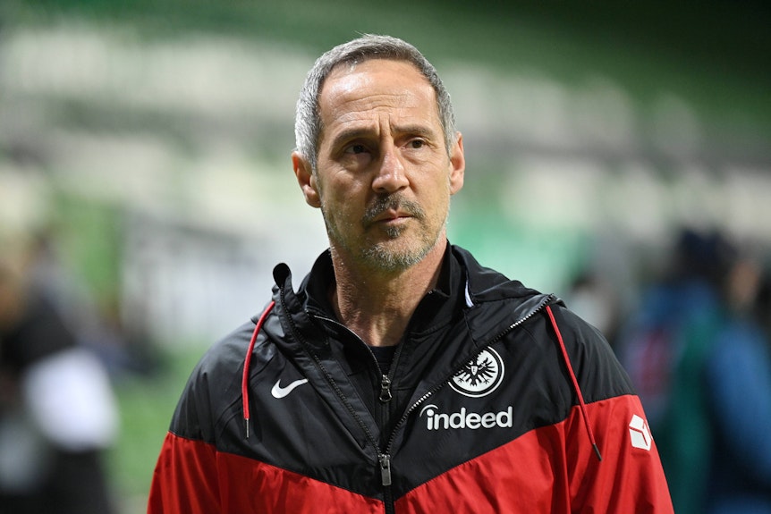 Trainer Adi Hütter, auf diesem Foto am 26. Februar 2021 in Bremen zu sehen, blickt auf das Spielfeld des Weserstadions.