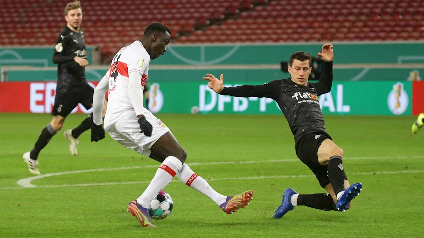 Borussia Mönchengladbach kämpft beim VfB Stuttgart um den Einzug ins Viertelfinale. Stuttgarts Silas Wamangituka (l.), hier im Zweikampf mit Borussias Stefan Lainer, brachte den VfB früh in Führung.