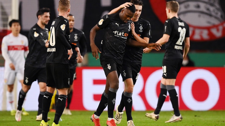 Der Treffer von Marcus Thuram (Mitte) in der Nachspielzeit der ersten Halbzeit leitete beim Achtelfinale des DFB-Pokals beim VfB Stuttgart die Wende ein.