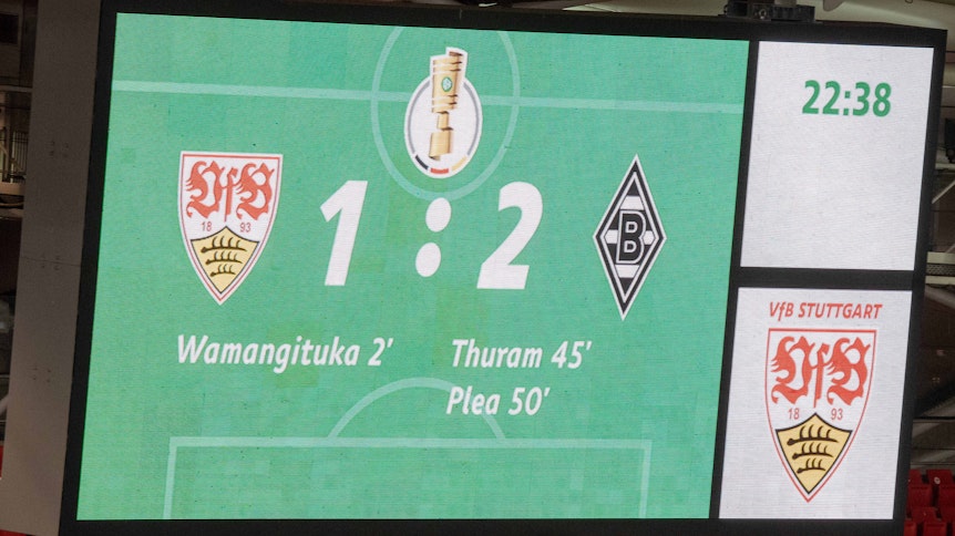 Gladbach siegt im DFB-Pokal bei Bundesliga-Konkurrent VfB Stuttgart. Die Anzeigetafel in der Mercedes-Benz-Arena zeigt am 3. Februar 2021 den Endstand.