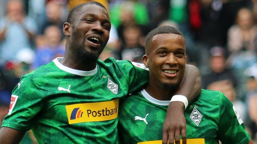 Marcus Thuram (l.) und Alassane Plea (r.),hier beim Testspiel gegen den FC Chelsea am 05.07.2020 im Borussia-Park