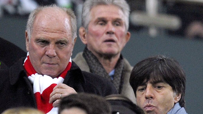 Bayern-Legende Uli Hoeneß (l.), hier zu sehen am 24.01.2014 im Borussia-Park, beobachtet gemeinsam mit Jupp Heynckes (Hintergrund) und Bundestrainer Joachim Löw (r.), ein Spiel des FC Bayern in Mönchengladbach.