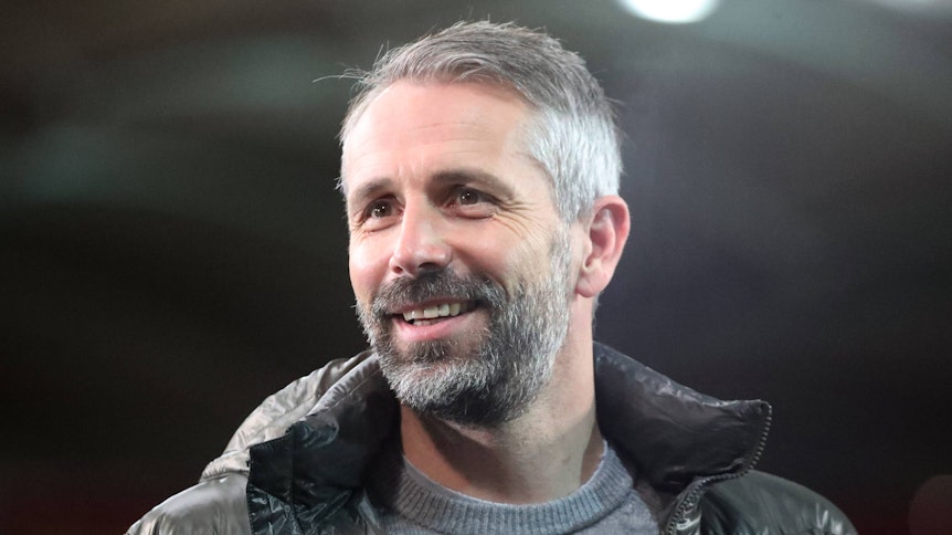 Gladbach-Trainer Marco Rose, hier zu sehen am 3. Februar 2021 in Stuttgart, lächelt in die Kamera eines Fotografen.