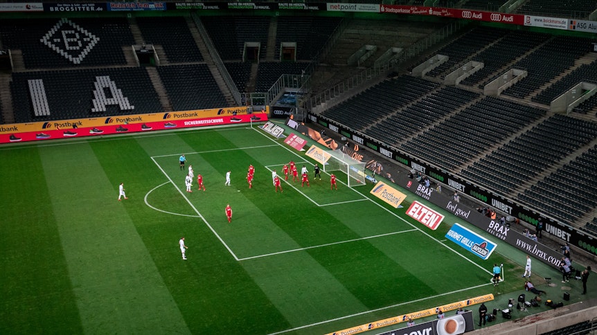 Beim letzten Geisterderby im Borussia-Park zwischen Gladbach und Köln am 11. März 2020 haben die Fohlen mit 2:1 gewinnen können. In dieser Szene verteidigen die Kölner einen Eckstoß der Gastgeber.