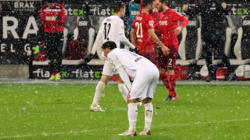 Lars Stindl resigniert über die Derby-Pleite am 6. Februar 2021 im Borussia-Park.