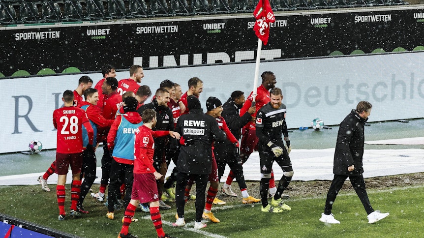 Die Spieler des 1. FC Köln feiern am Samstagabend (06.02.2021) im Borussia-Park den Sensations-Derby-Dreier gegen den Erzrivalen Gladbach. Und liefern im Anschluss prompt eine Revanche zum Eckfahnen-Jubel von Fohlen-Stürmer Marcus Thuram.
