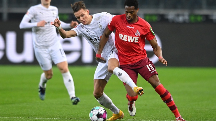 Gladbach trifft im Borussia-Park auf den 1. FC Köln. Das Foto zeigt Borussias Hannes Wolf (l) im Zweikampf mit Kölns Emmanuel Dennis.