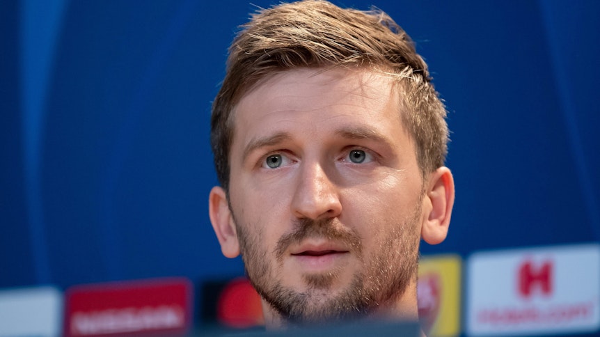 Ex-Gladbacher Marko Marin sitzt bei einer Pressekonferenz von Roter Stern Belgrad in der Allianz Arena am 17.09.2019 auf dem Podium.