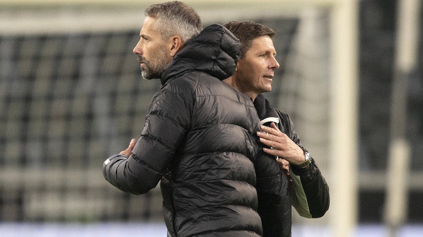 Die Trainer Oliver Glasner (Wolfsburg) und Marco Rose (Gladbach) verabschieden sich nach Spielschluss am 17. Oktober 2020 freundschaftlich auf dem Rasen.