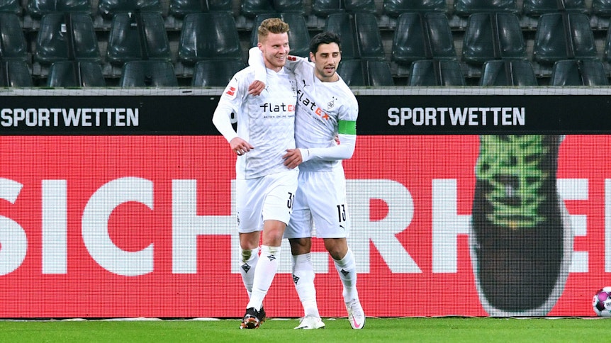 Gladbach-Verteidiger Nico Elvedi, hier zu sehen beim Torjubel mit Fohlen-Kapitän Lars Stindl am 22. Januar 2021, hat seinen Vertrag bei Borussia bis 2024 verlängert. Elvedi nimmt Stindl in den Arm.