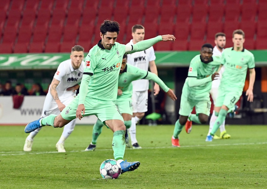 Gladbach-Kapitän Lars Stindl verschießt in dieser Szene beim Bundesliga-Duell der Borussia am 12. März in Augsburg einen Foulelfmeter. Am Ende verliert Gladbach die Partie mit 1:3.