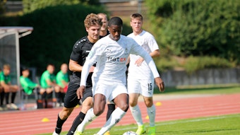 Gladbachs Mamadou Doucouré, mit Blick auf den fliegenden Ball.