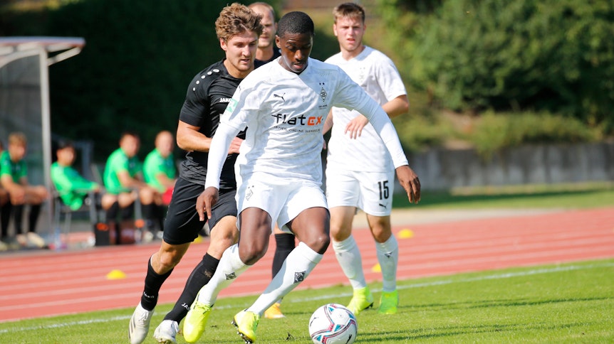 Gladbachs Mamadou Doucouré, mit Blick auf den fliegenden Ball.