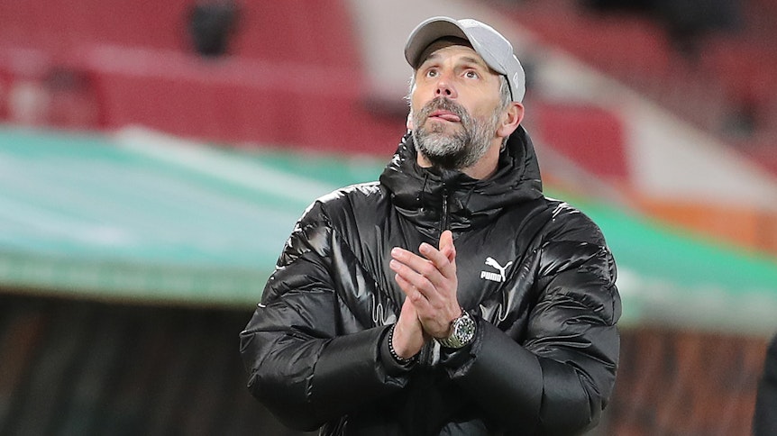 Gladbach-Trainer Marco Rose am 12. März 2021 an der Seitenlinie im Augsburger Stadion. Roses Borussia musste sich am Ende dem FC Augsburg geschlagen geben (1:3).