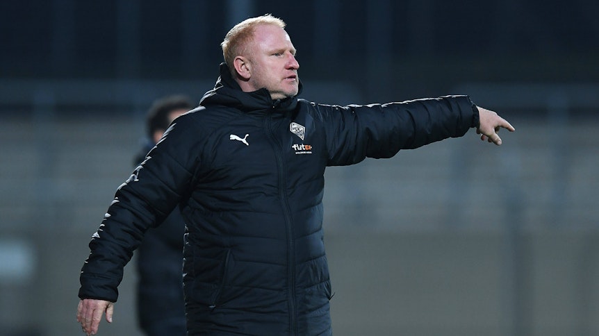 Heiko Vogel, Trainer der Gladbacher U23, ist in der Regionalliga West wegen „unsportlichen Verhaltens“ gesperrt. Auf diesem Foto ist er am 25. November 2020 zu sehen. Vogel könnte auf Marco Rose folgen, sollte dieser bei den Borussia-Profis als Cheftrainer freigestellt werden.