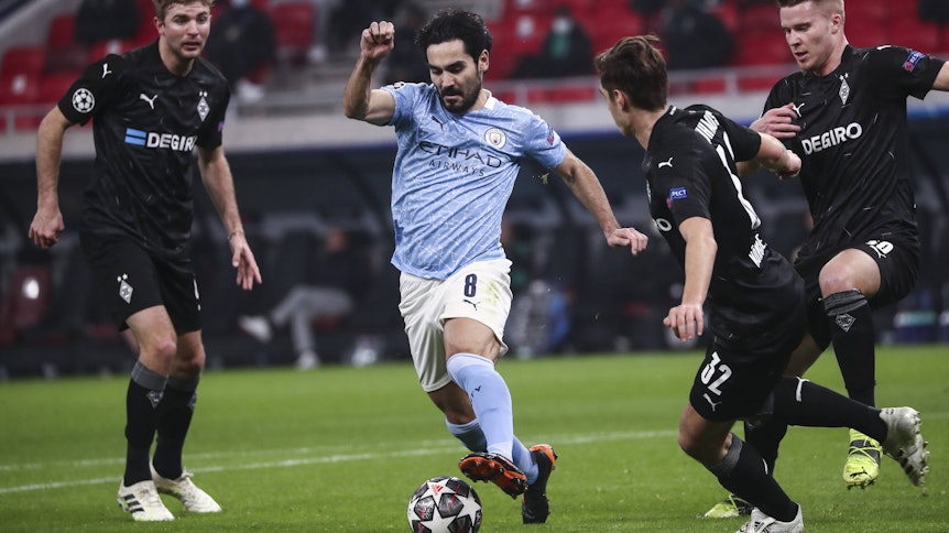Manchester Citys Ilkay Gündogan im Kampf um den Ball mit den Gladbachern Christoph Kramer (l), Florian Neuhaus und Nico Elvedi, während des Achtelfinal-Hinspiels in der Champions League am 24. Februar 2021.