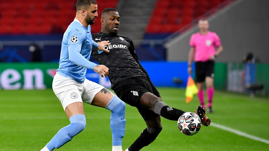 Im Achtelfinal-Rückspiel der Königsklasse müssen die Gladbacher nach einer 0:2-Niederlage im Hinspiel erneut gegen Manchester City antreten. Das Foto zeigt Manchester Citys Kyle Walker (l.) und Gladbachs Marcus Thuram (r.) in Aktion.