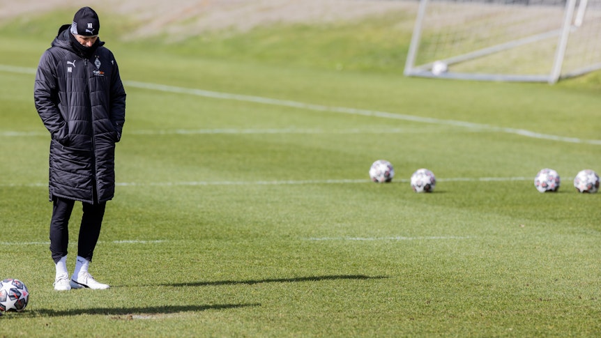 Gladbach-Trainer Marco Rose, hier zu sehen am 15. März 2021 beim Fohlen-Training in Borussia-Park, sieht sich wegen seines Wechsels zum 1. Juli zu Dortmund derzeit einigen Anfeindungen von Fans ausgesetzt.