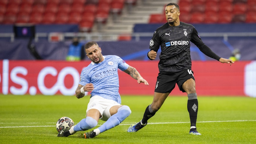 Gladbach-Stürmer Alassane Plea (r.) im Zweikampf mit Kyle Walker (l.) von Manchester City am 24. Februar 2021.