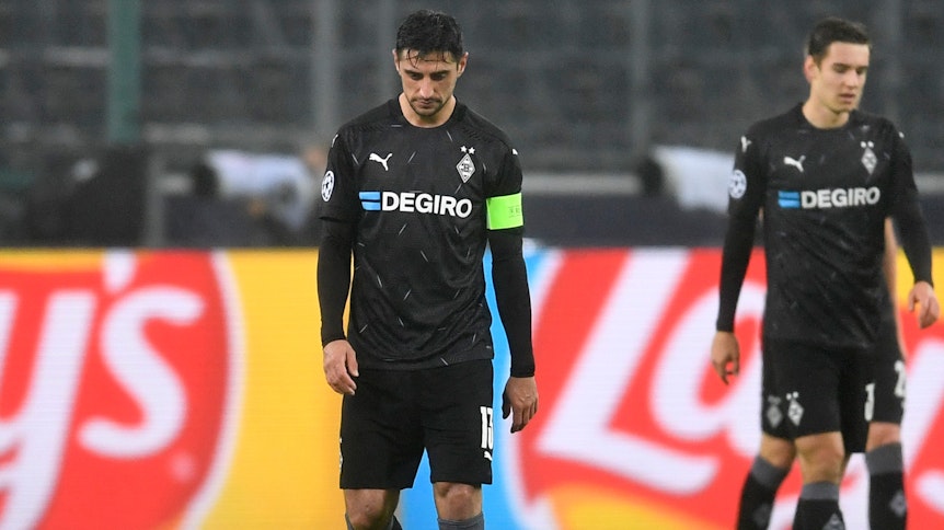 Ein enttäuschter Gladbach-Kapitän Lars Stindl (M.) nach Spielende. Eine Szene, wie hier auf einem Foto vom 1. Dezember 2020 dargestellt, welche es in den vergangenen Wochen immer wieder zu sehen gab.