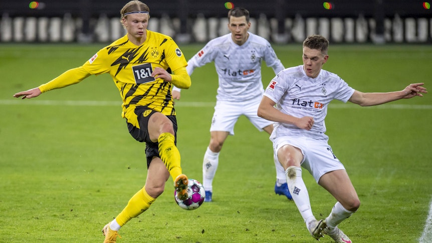 Gladbach-Verteidiger Matthias Ginter (r.) im Zweikampf mit Dortmunds Stürmer Erling Haaland (l.). Hier zu sehen beim Bundesliga-Duell (4:2) der Gladbacher gegen den BVB am 22. Januar 2021.