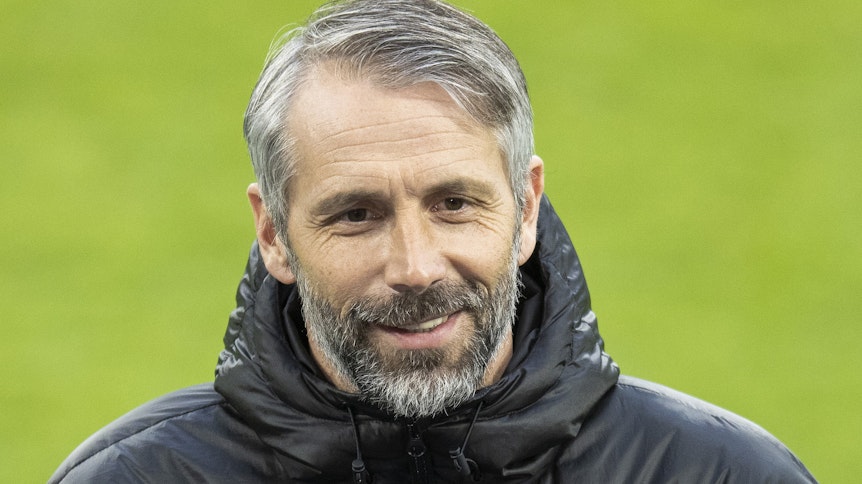 Gladbach-Trainer Marco Rose freut sich nach dem Spiel beim FC Schalke am 20. März 2021 über den 3:0-Sieg seines Teams.