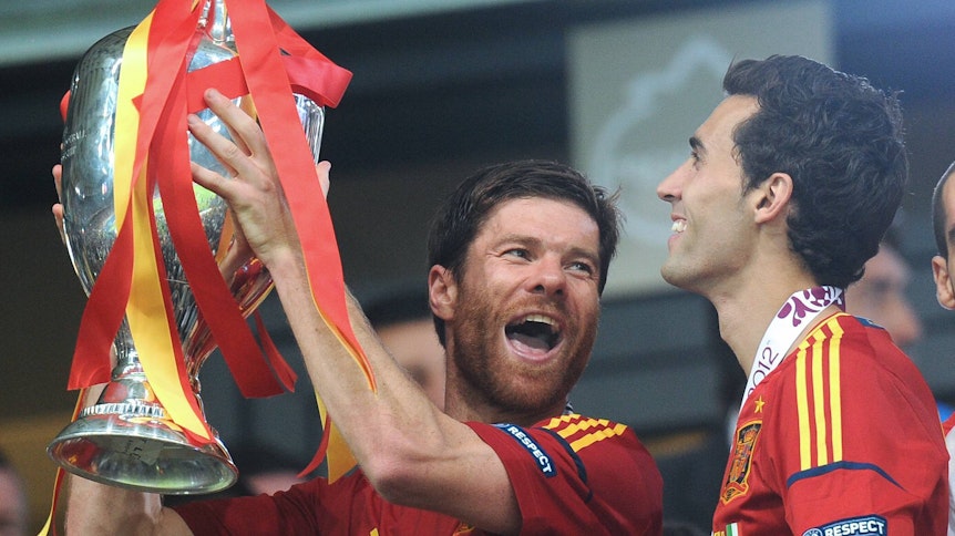 Xabi Alonso (l.) freut sich nach dem Finale der Europameisterschaft über den Gewinn der Titels der Spanier gegen Italien am 1. Juli 2012 im Olympia Stadion in Kiew.