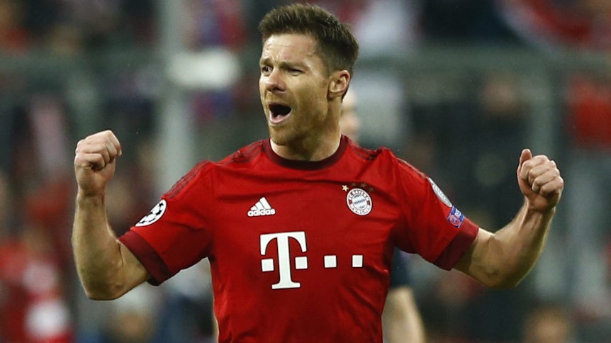 Xabi Alonso jubelt im Trikot des FC Bayern München.
