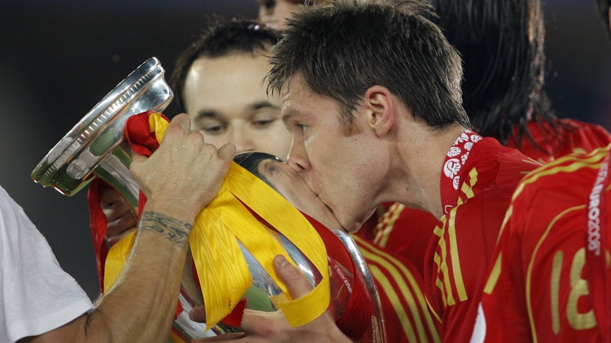 Xabi Alonso küsst den Europapokal, den die Spanier am 29. Juni 2008 im Spiel gegen Deutschland gewinnen konnten.