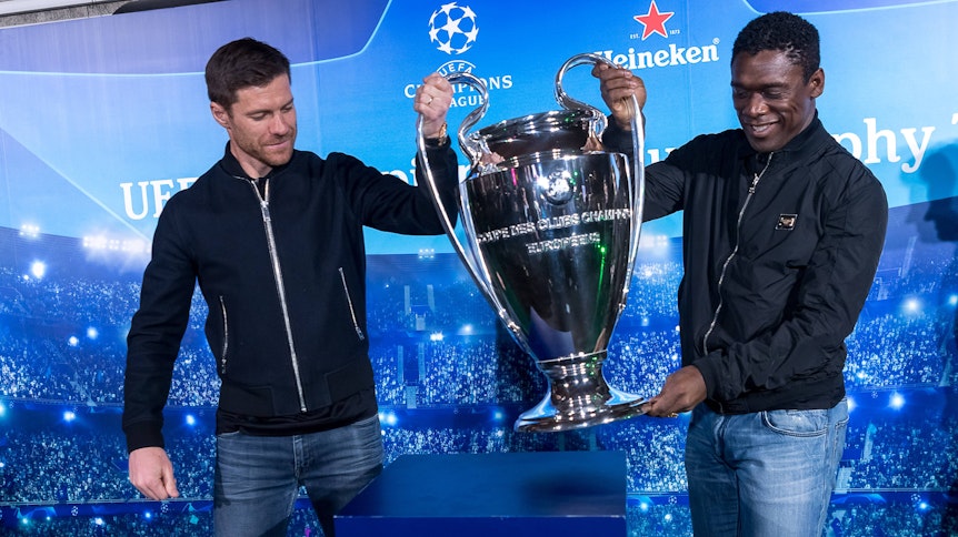 Der ehemalige spanische Nationalspieler Xabi Alonso (l.), hier bei einem gemeinsamen Champions-League-Sieger-Auftritt mit Clarence Seedorf (r.) am 10. April 2019 zu sehen, ist als neuer Trainer in Gladbach im Gespräch.