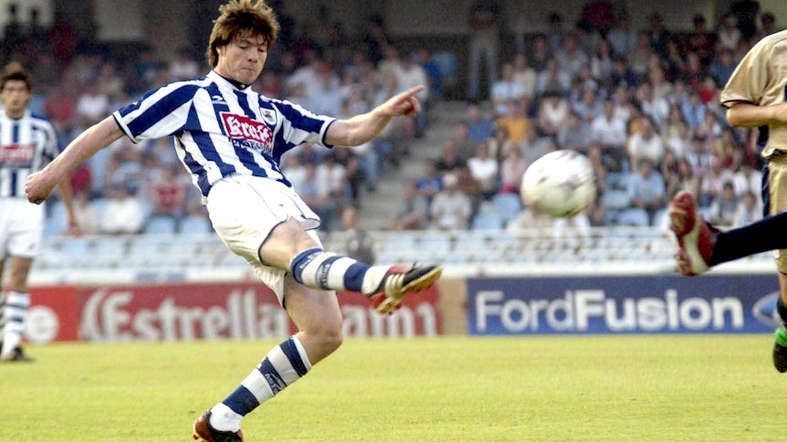Xabi Alonso im Trikot von Real Sociedad, schießt den Ball in einem Spiel im heimischen „Estadio Anoeta“ in San Sebastian am 18. Mai 2003