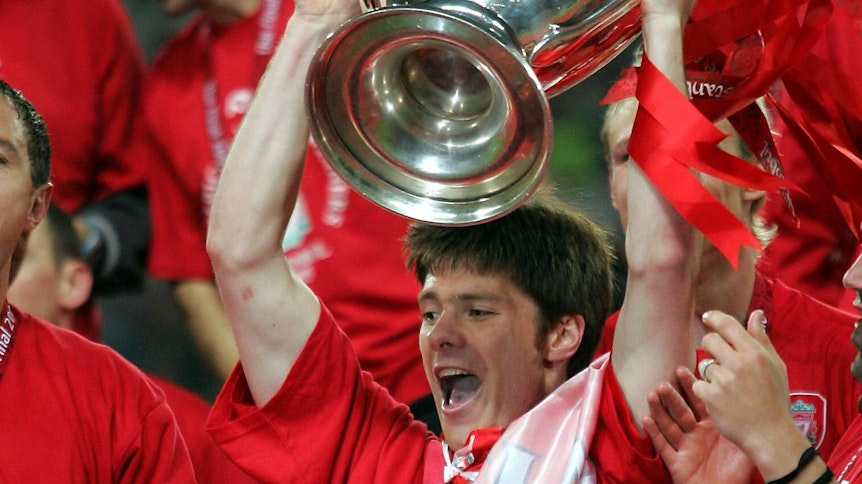 Champions-League-Sieger FC Liverpool: Xabi Alonso reckt den Pokal am 25. Mai 2005 in die Höhe.